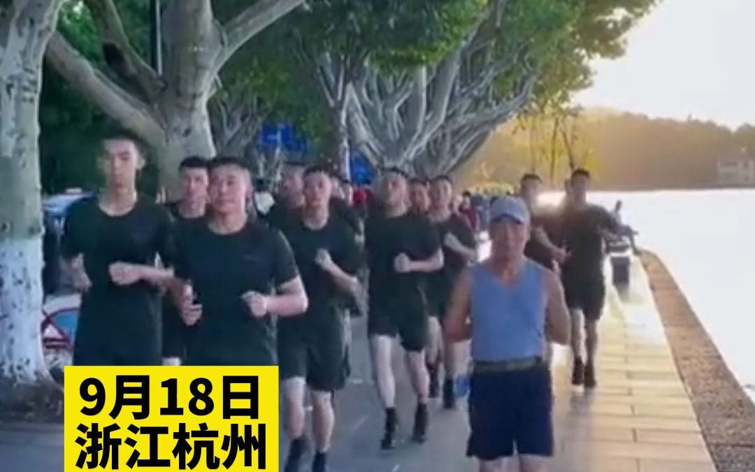 西湖边偶遇子弟兵晨练，网友：大爷也不简单