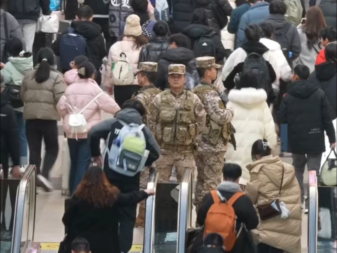 春运人潮中最让人安心的身影！致敬守护❤️