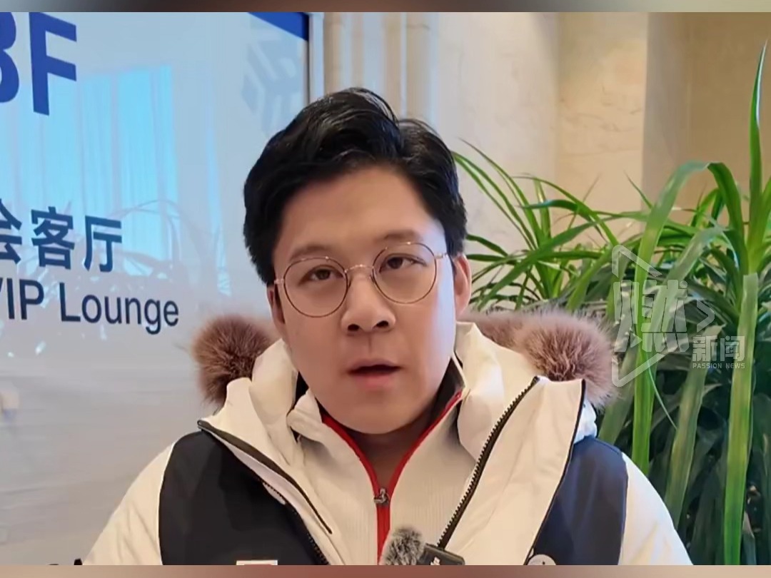 中国香港冰球队亚冬会遇袭后续 球员轻伤仍出战，霍启刚发声 涉事球员蓄意施袭已将其停赛