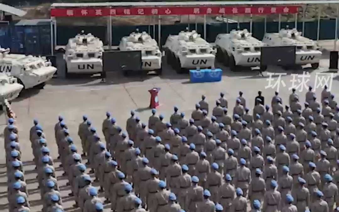 中国赴南苏丹维和步兵营与驻南苏丹大使馆共同举行清明节烈士公祭活动，全体官兵整齐列队向烈士三鞠躬