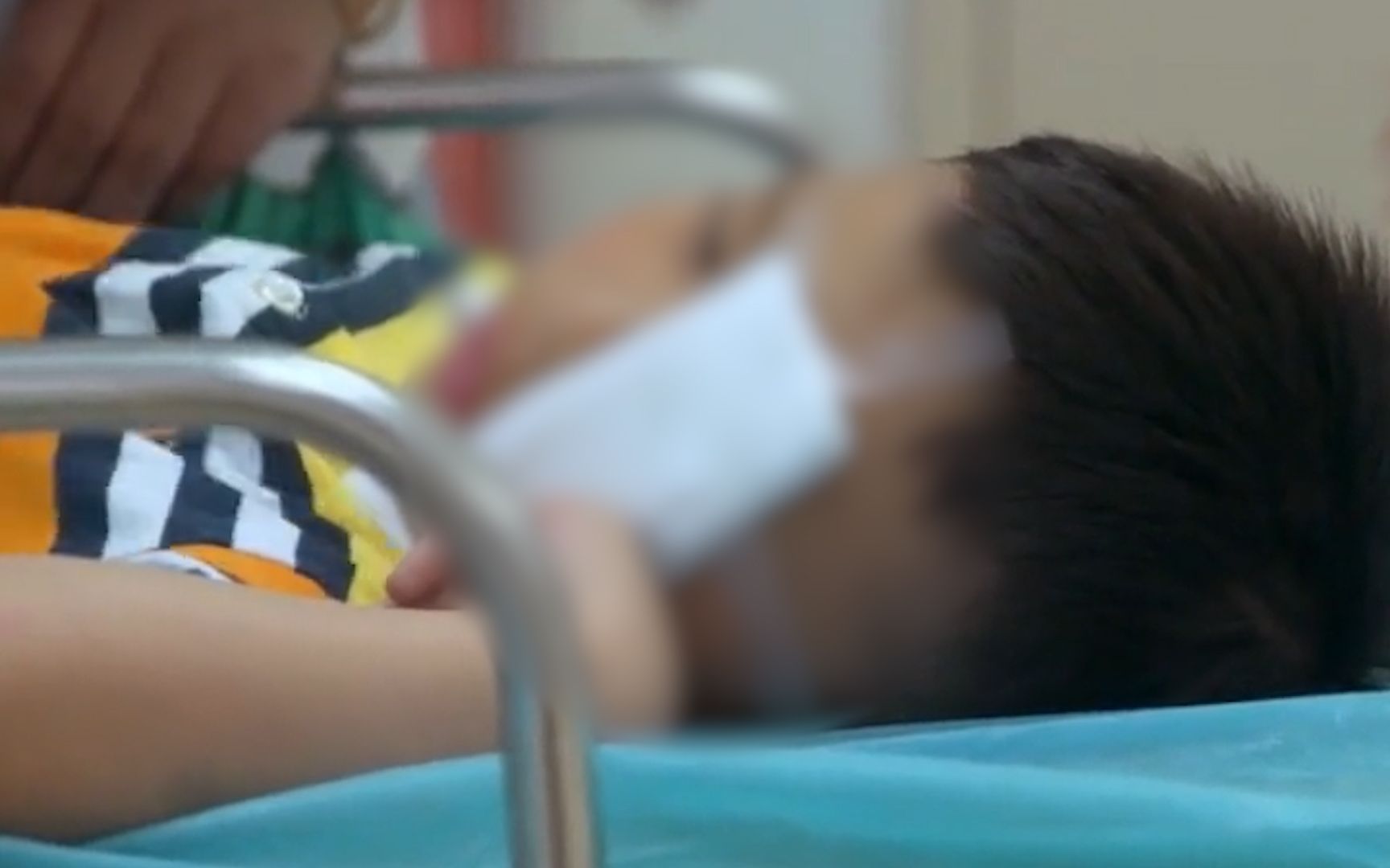 青岛12岁男孩在托管班被同学浇502胶水 右眼皮被粘住