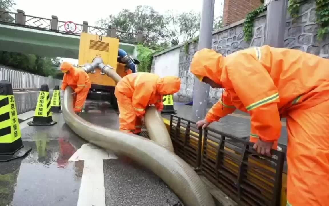 北京排水集团第二管网分公司通州运营中心的工作人员在玉桥中路防汛布管应对雨情