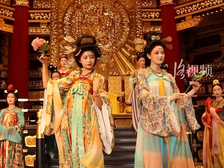 多名网络达人齐聚明堂天堂，上演观唐代汉服复原秀，瞬间梦回盛唐#总要来洛阳看牡丹 #洛阳花都开好了 #洛阳喊你来看花