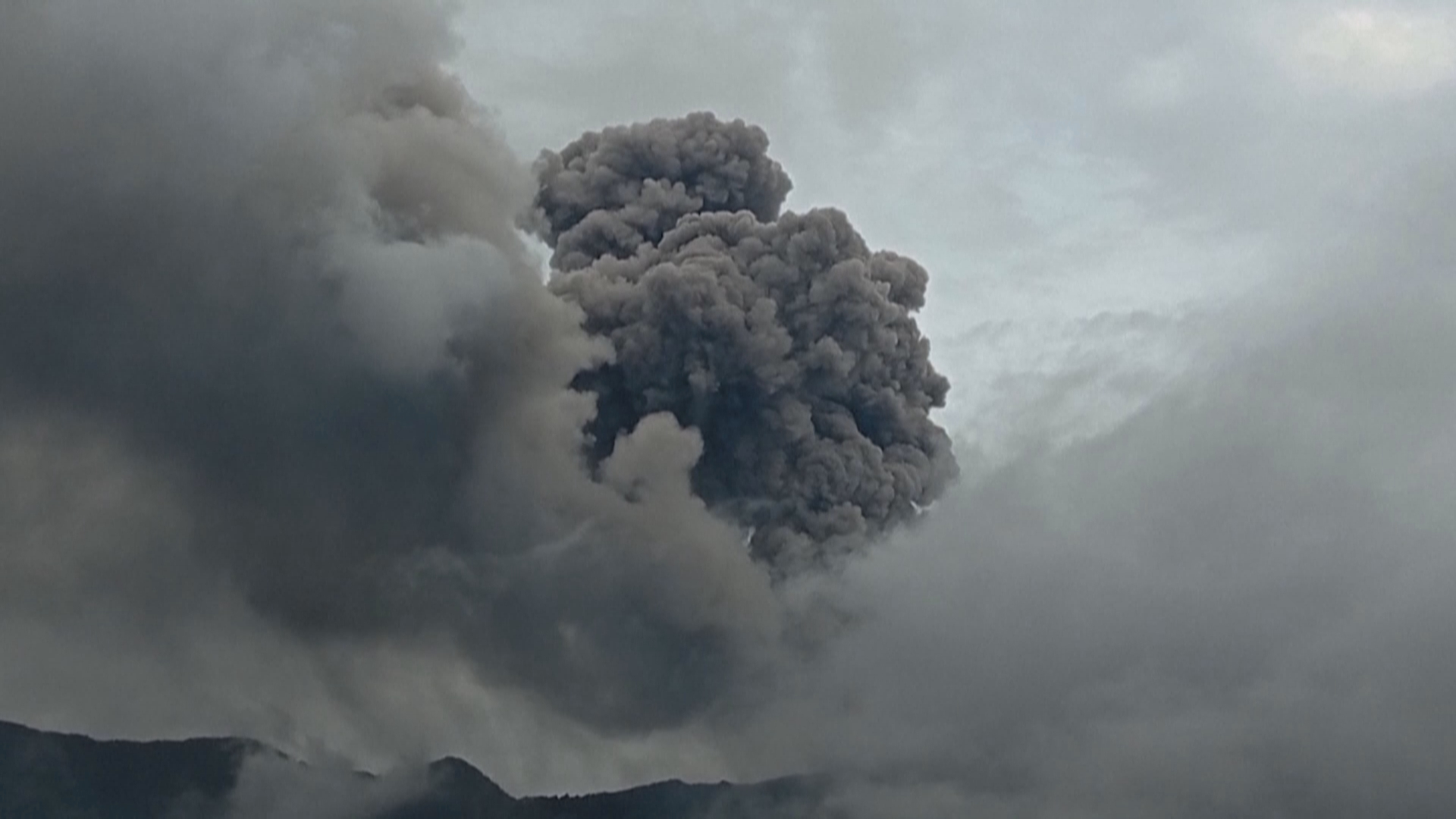 印尼马拉皮火山喷发造成至少11人死亡多人受伤