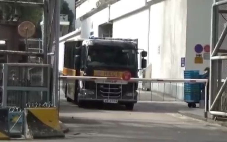 锁上手铐、腰缠铁链，“铁甲威龙”囚车押送！黎智英下午再上庭