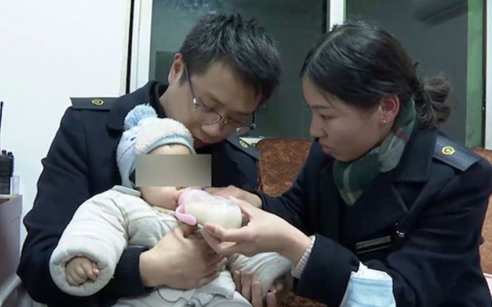夫妻吵架妻子把6个月大婴儿丢在火车站 丈夫：以为她开玩笑