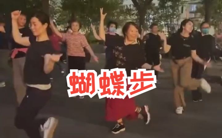 上海广场舞大妈嗨跳《极乐净土》路过大爷停下围观