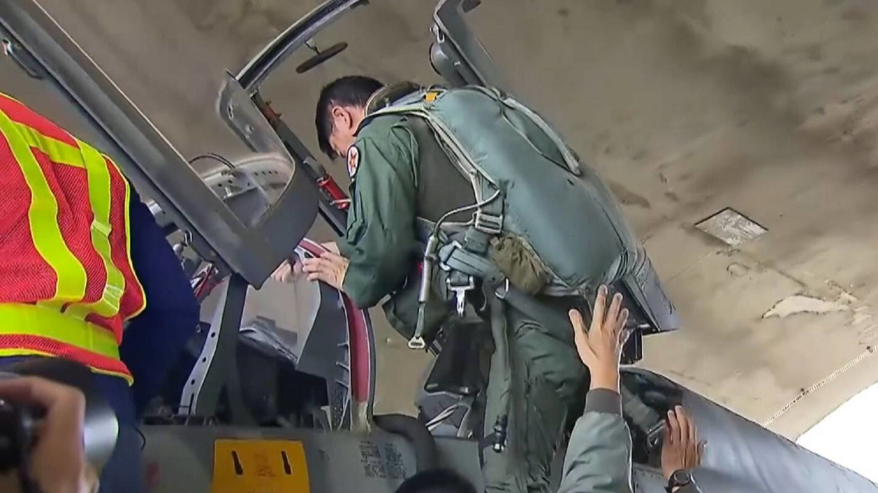 台军F-5E战机坠海两周后，同机型又恢复飞行训练