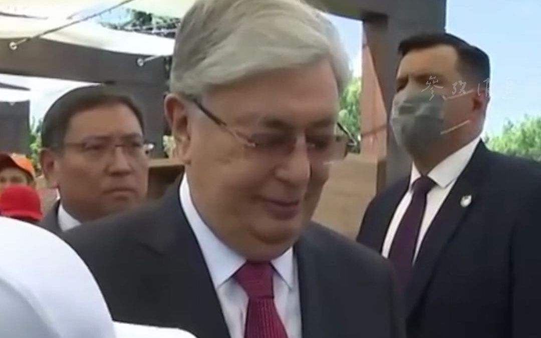 哈萨克斯坦总统：优先关注与中俄等国关系
