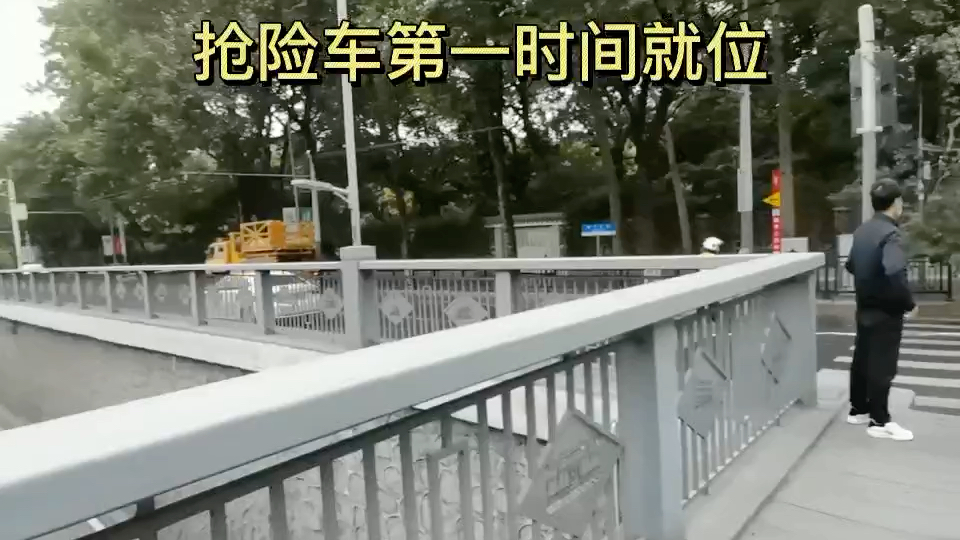 12月16日早8点30分，广州市中心大北立交发生爆水管事件，现场交通受阻，大批交警出动……