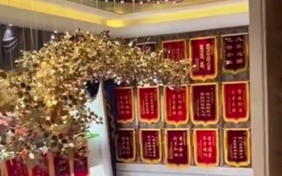 因在暴雨期间让群众免费吃住，河南一酒店收到百幅锦旗挂满大堂。网友评：这是最好的装潢。