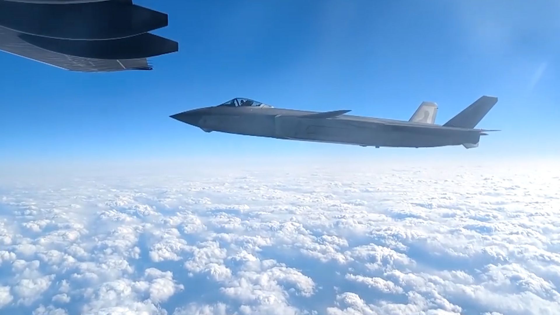 回家！“双20”编队列阵长空 空中通话致敬志愿军忠烈