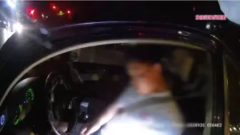 醉驾司机路口昏睡 被民警叫醒后靠“意识”驾车冲向隔离带