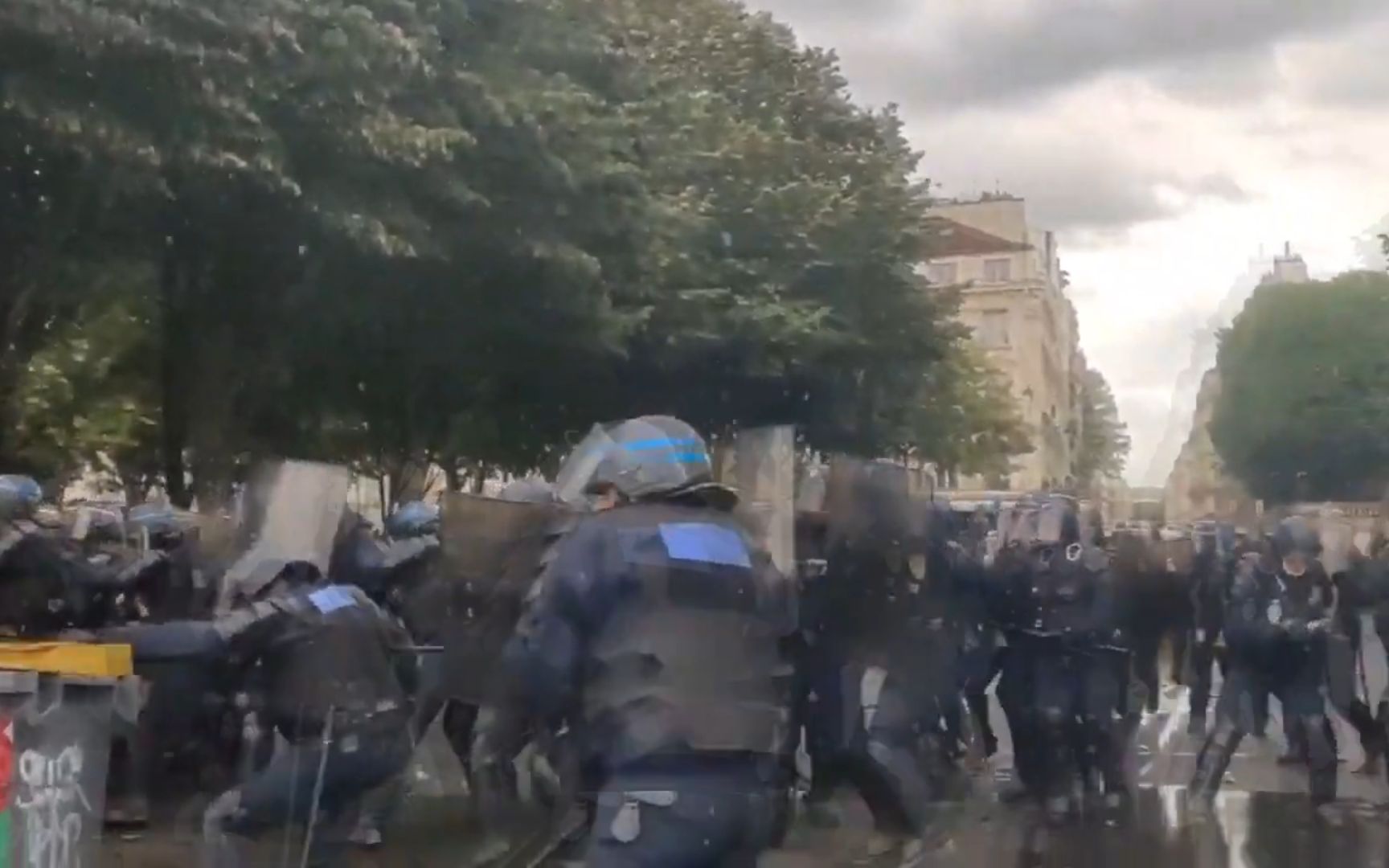 乱石满天飞！法国医护大规模示威，抗议者与警方激烈对峙