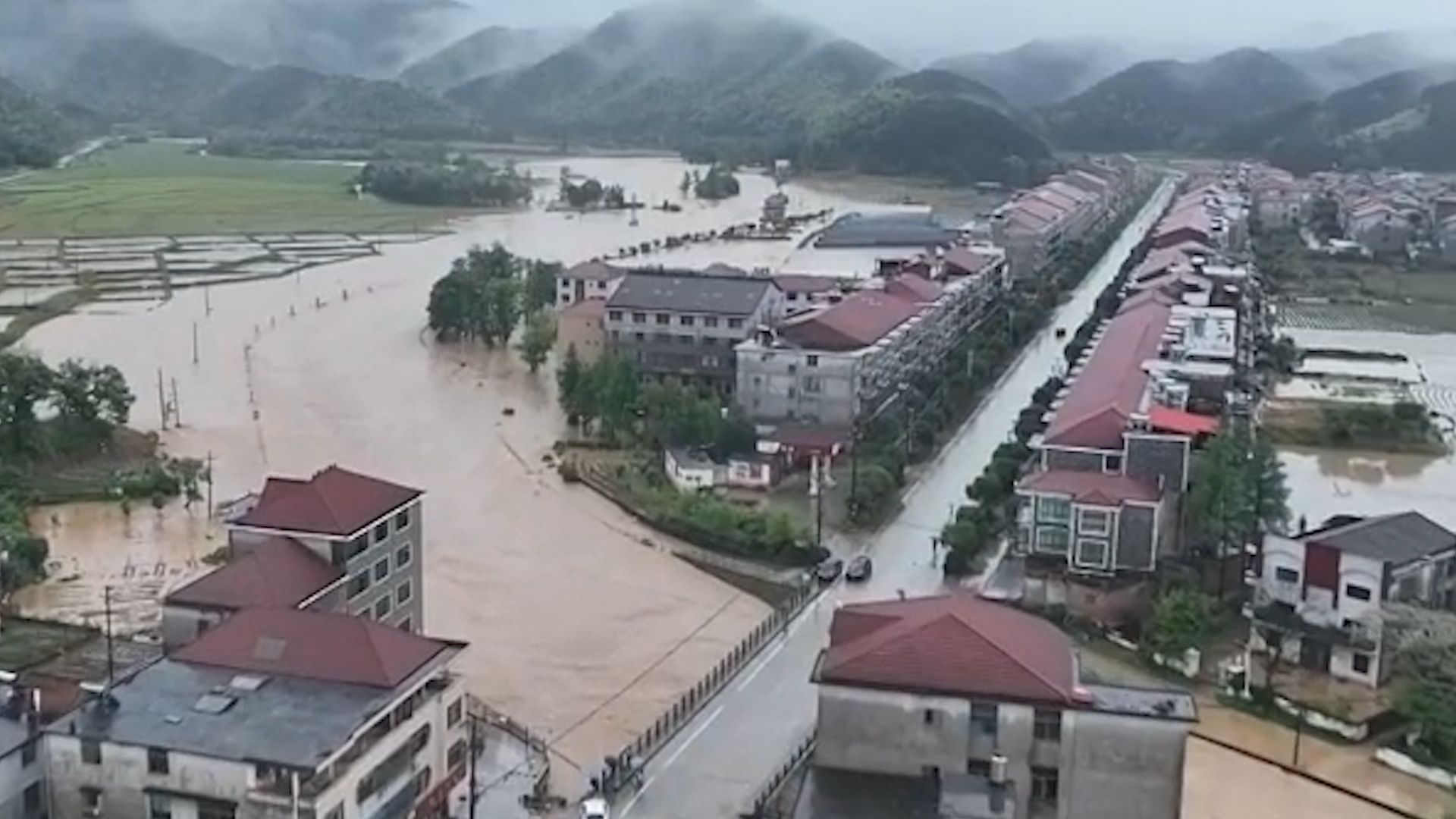 江西遭遇入汛后最强暴雨：积水齐腰淹进民房 航拍城区道路“隐身”