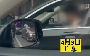 男子停车后往车外扔垃圾，不料警车就停在后面，特警下车把垃圾扔回男子车内。