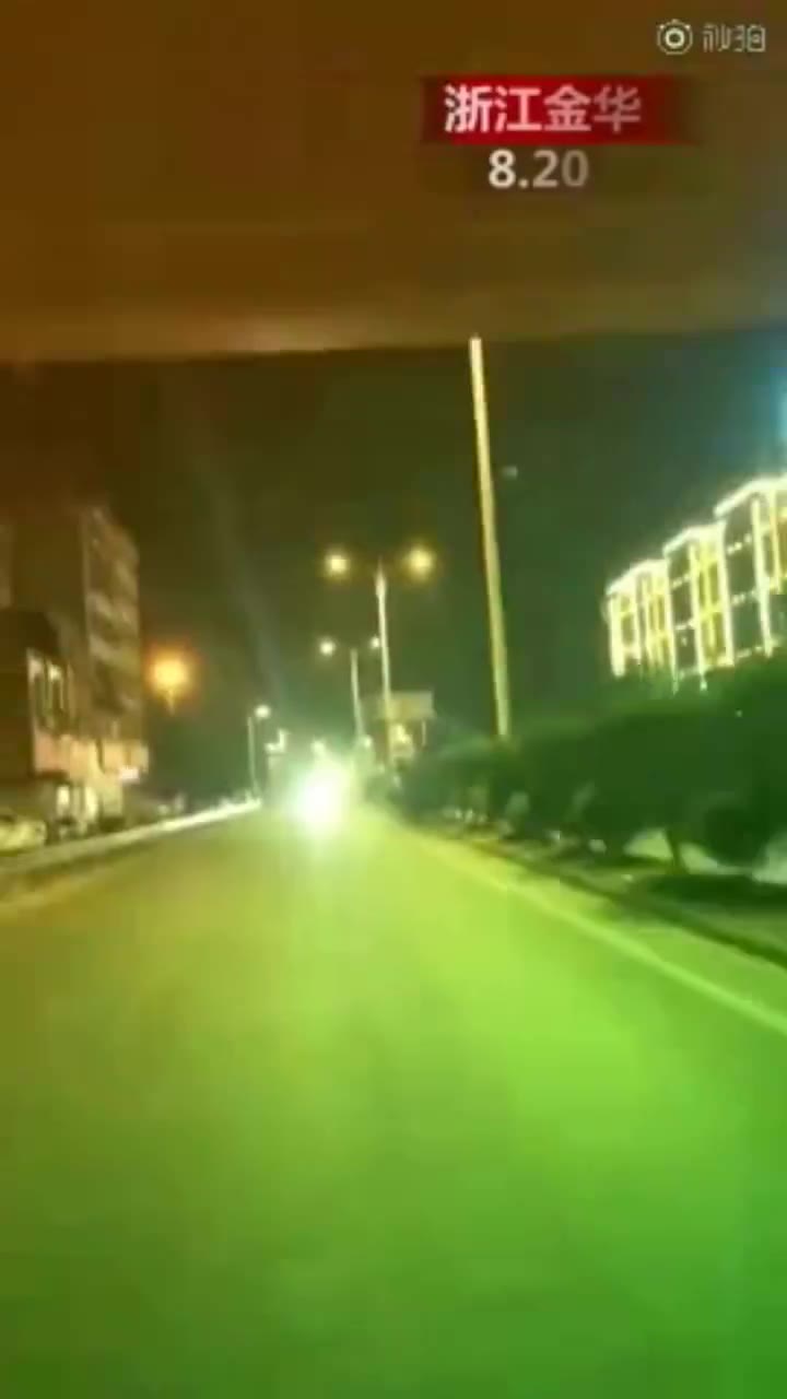 深夜两女子坐后备箱兜风拍视频 交警：安排！