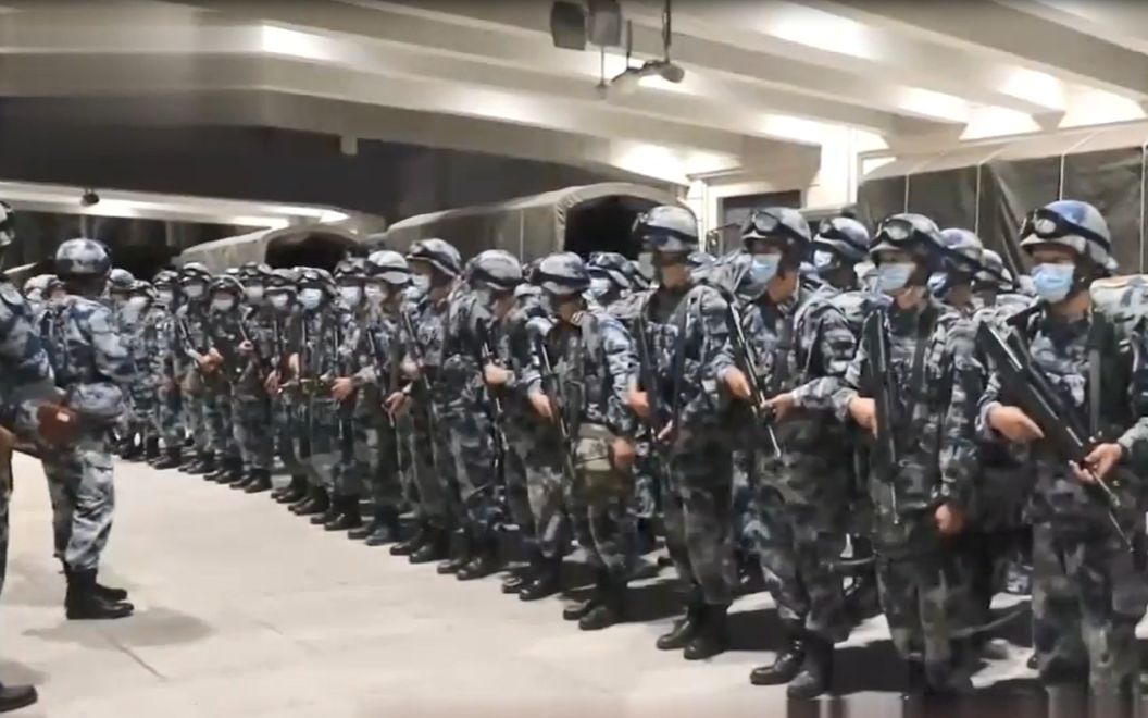 震撼！解放军空降兵整建制远程兵力投送 抵达即展开实弹演练