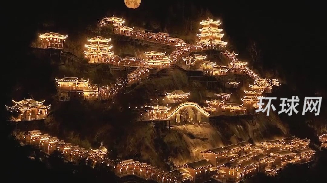毛宁分享江西省望仙谷夜景：古老的悬崖建筑，宛如建在地球上的天宫
