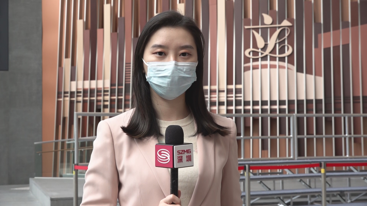 代姣观察：国徽高悬 香港立法会议员宣誓展示新气象