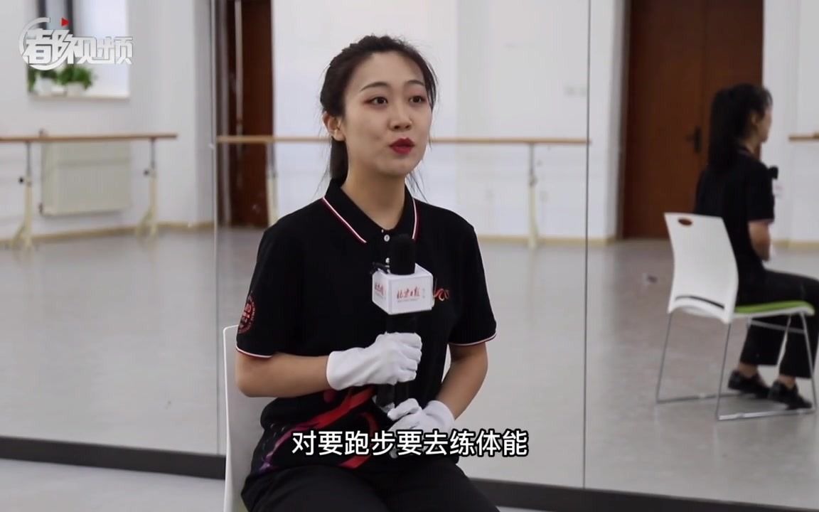 揭秘！庆祝大会上的合唱指挥咋训练？每天挥拍两万次练出健美肱二头肌