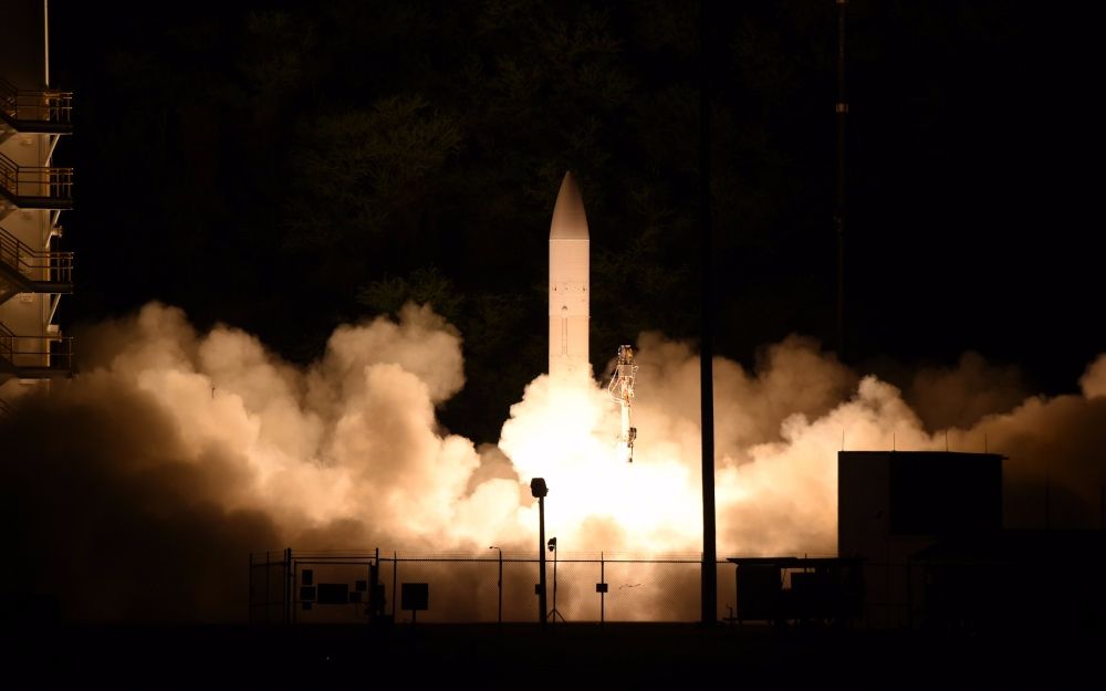 美国高超音速武器工厂首度曝光，将批量生产C-HGB，陆军部长亲临视察