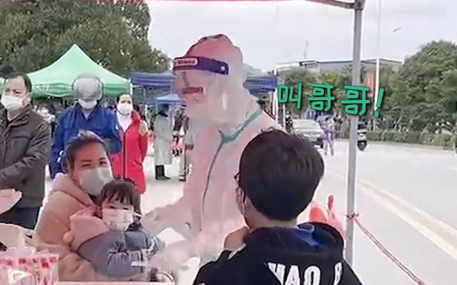 男孩做核酸后说了句阿姨辛苦了 大白听后“怒吼”：叫哥哥！