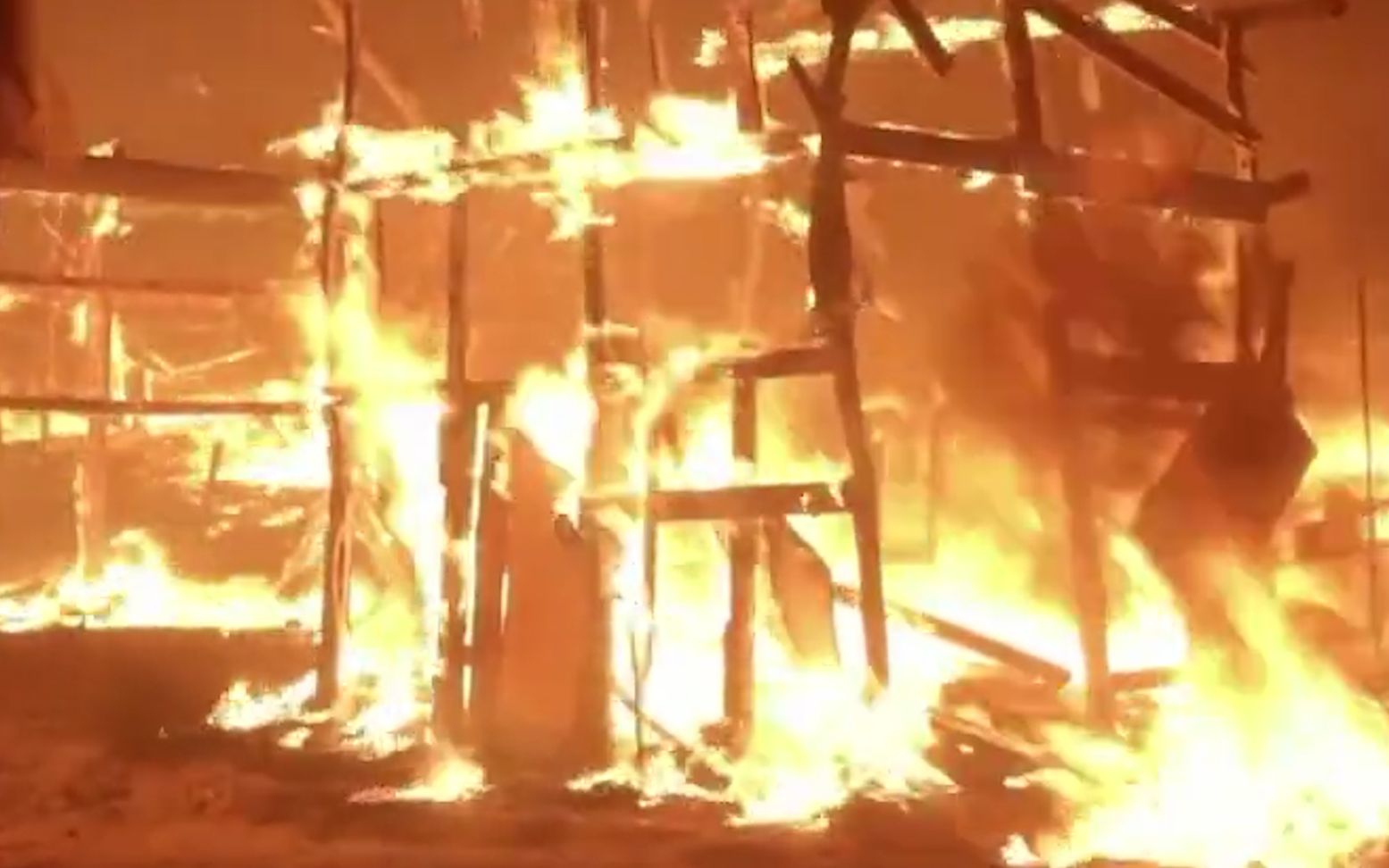 祸不单行！希腊最大难民营暴发疫情后又被烧毁 疑似难民蓄意纵火