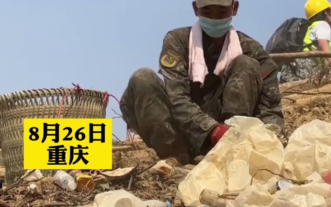 北碚缙云山明火扑灭后，武警官兵们又开始了火场的清理工作