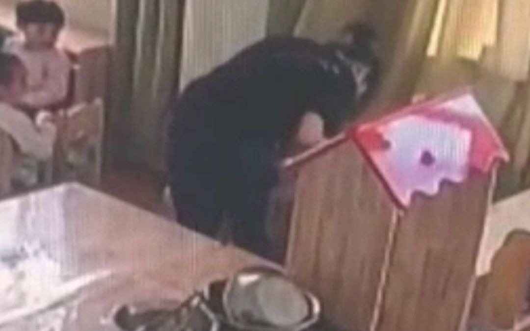 #幼儿园男童遭老师孤立殴打 ，致孩子身体多处淤青，家长看完监控都崩溃了，目前警方已介入调查