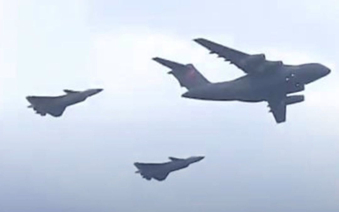 “双20”列阵长空，接烈士回家！