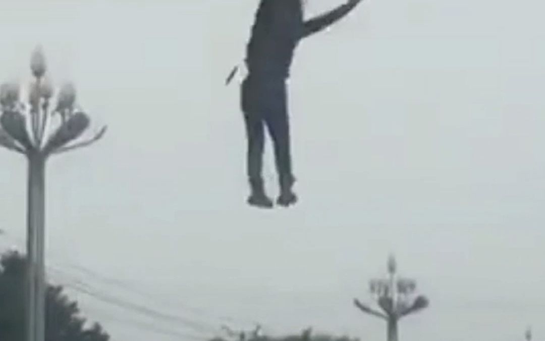 女子跳桥轻生 坠落瞬间恰好被桥下过往车辆接住