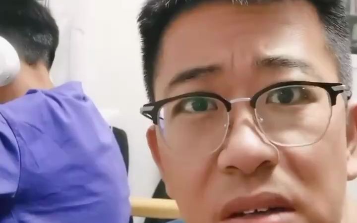 开学前一晚孩子补暑假作业，爸爸一旁激情解说：“一支笔，一盏灯，一个晚上创造一个奇迹。”
