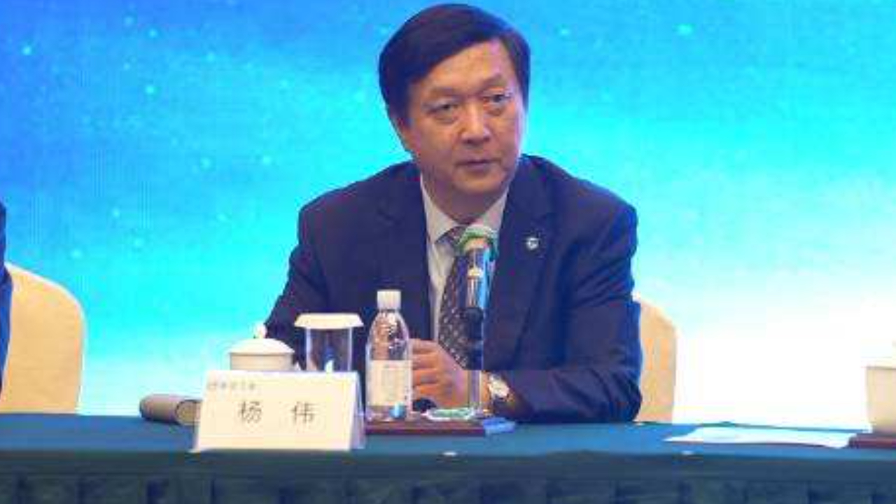 歼-20降落珠海总师也想去合影，"我以前拍过,但他们不给我"