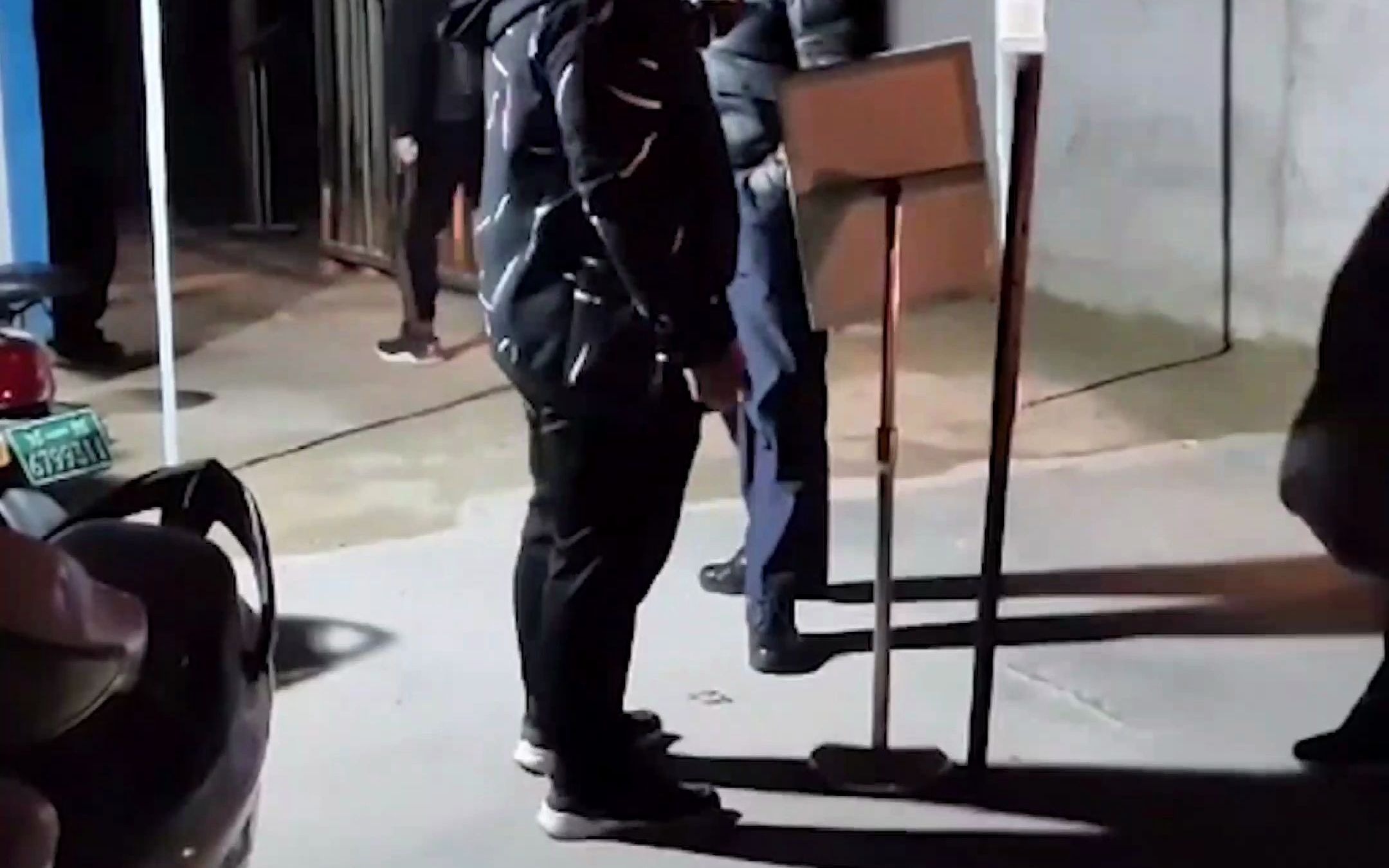 “打死你！”高校一学生疑被校外人员暴打 ，学校表示目前正在对此事进行调查核实中！