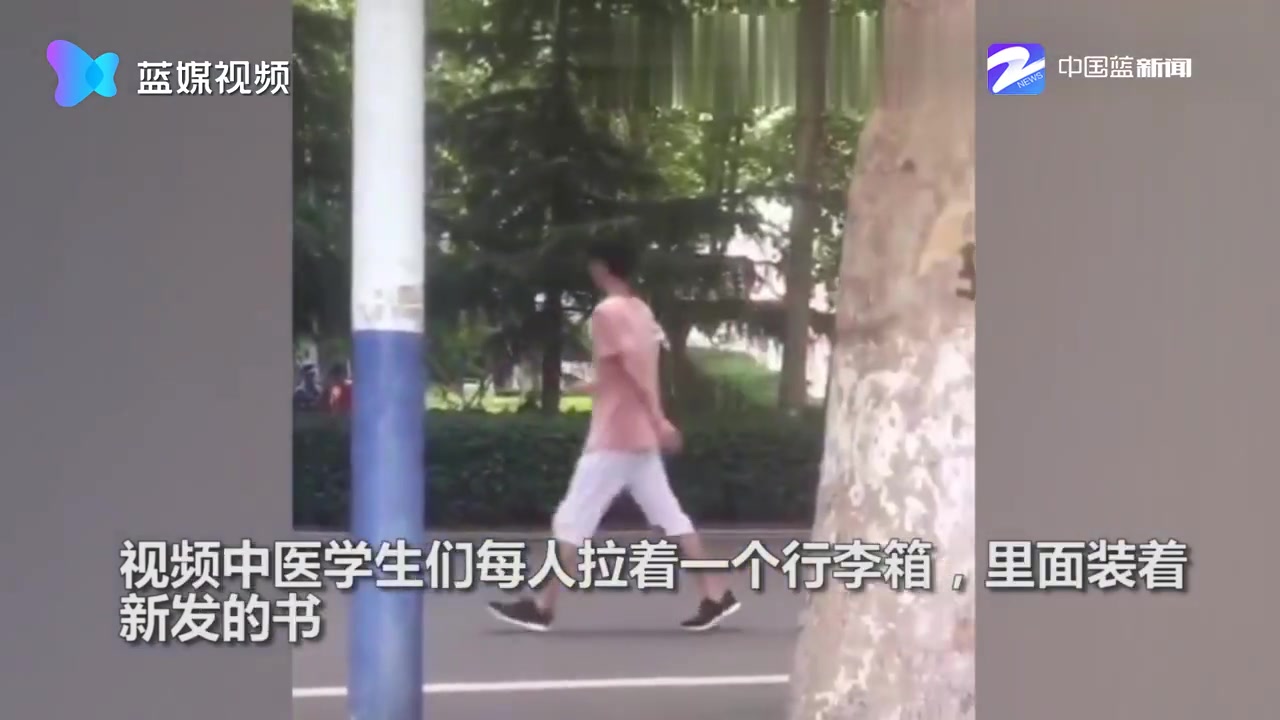 医学生穿着军训服去领新书？场面堪比放暑假