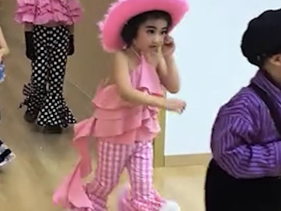 欢迎来到九零年代！妈妈分享儿子幼儿园活动，港风走秀舞蹈表演，“靓仔靓女们，太有年代感啦”