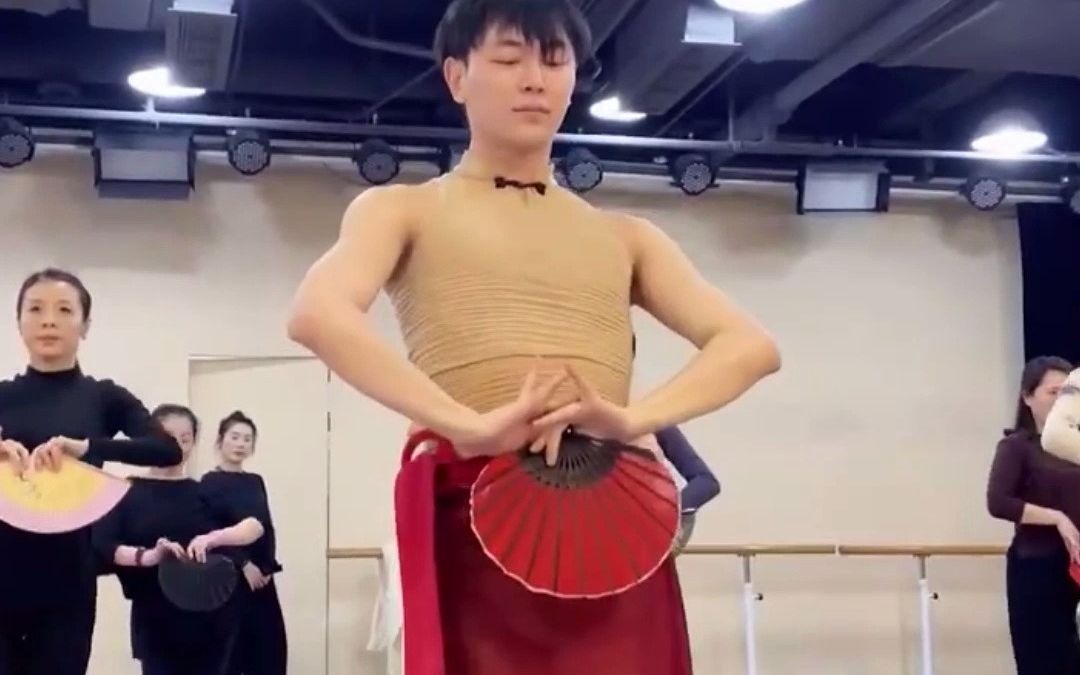 媚而不妖，艳而不俗！男舞者跳出了江南女子的神韵