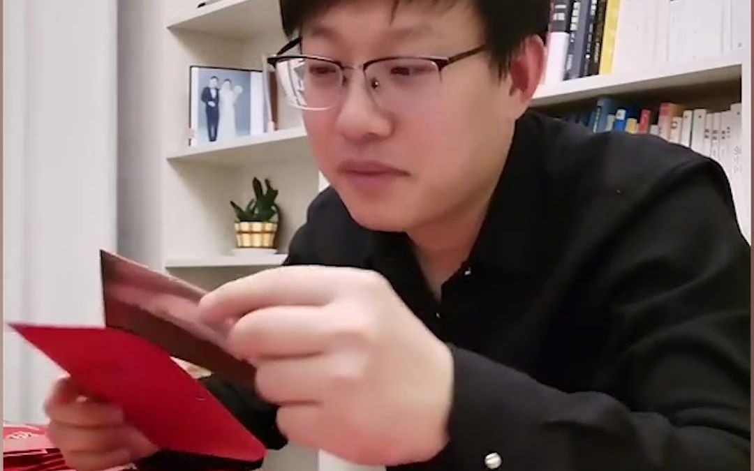 男子结婚收298个红包 有一个没给礼金而是张券 网友：这是铁哥们！