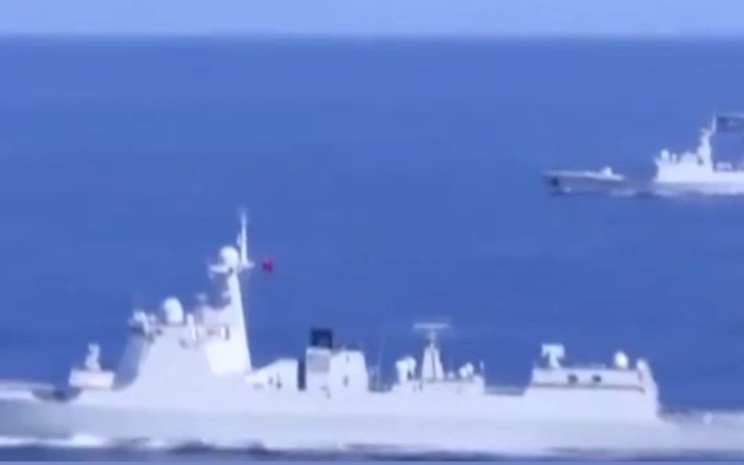 美舰过航台湾海峡，东部战区正进行多军种联合演习，直接组织兵力全程跟监警戒