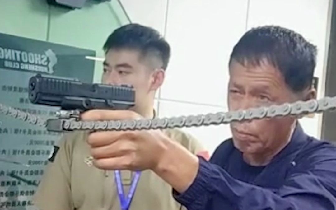 厉害！儿子带退役43年父亲去射击馆，父亲连射5枪，枪枪十环，“这是刻在骨子里的记忆”