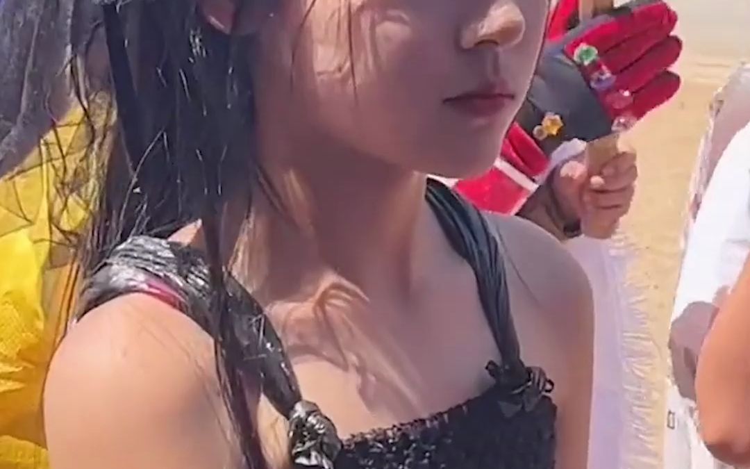 学校“六一”环保时装走秀 小女孩穿垃圾袋连衣裙 惊艳亮相 “果然好看的人穿垃圾袋都好看”