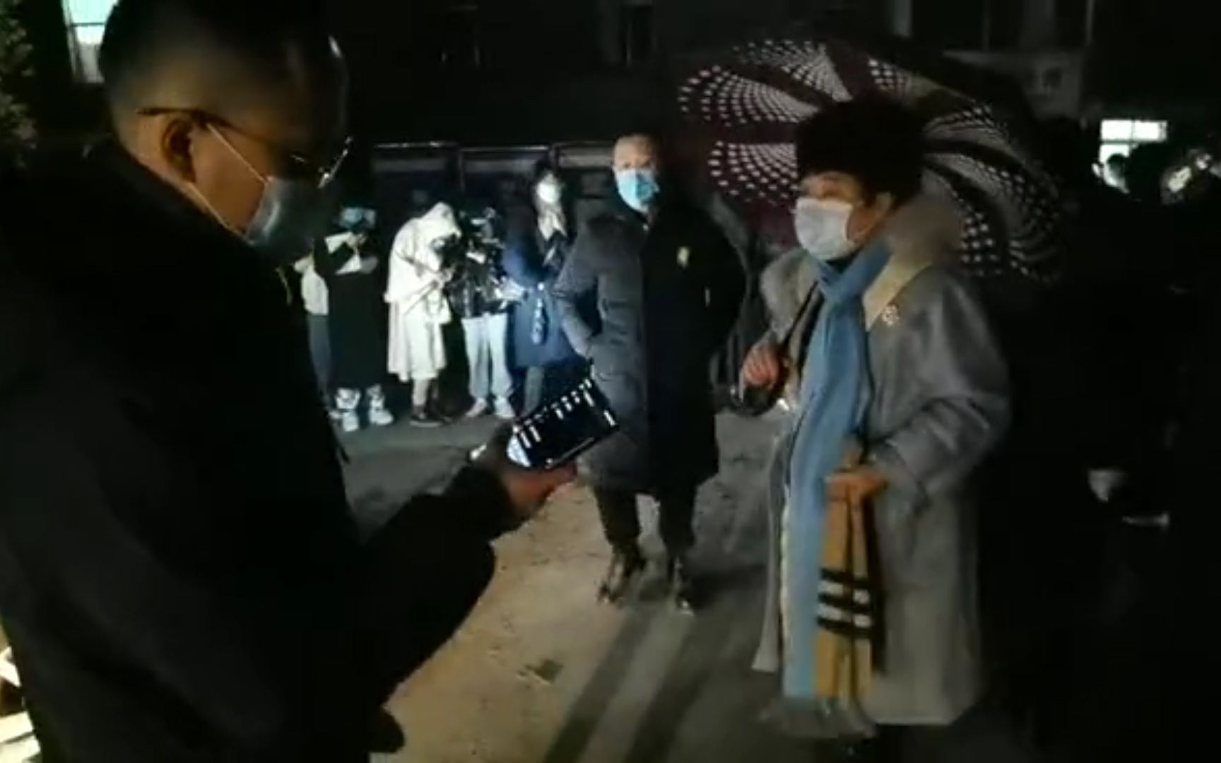 “别慌，学校保护你！”核酸检测试剂短缺？成都一高校副院长现场协商解决