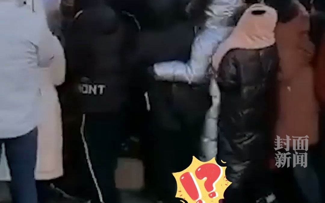 现场拥挤不堪！河北固安市民蜂拥而上测核酸，目击者：医院应该管理起来
