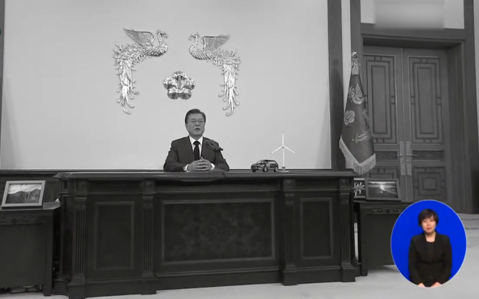 韩国总统电视讲话画面慢慢变黑白，韩媒：低碳环保