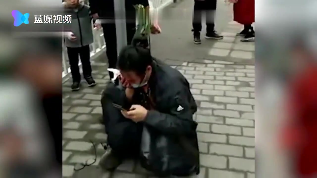 哎呀呀！重庆男子走路看手机撞上电线杆 眼镜撞破了