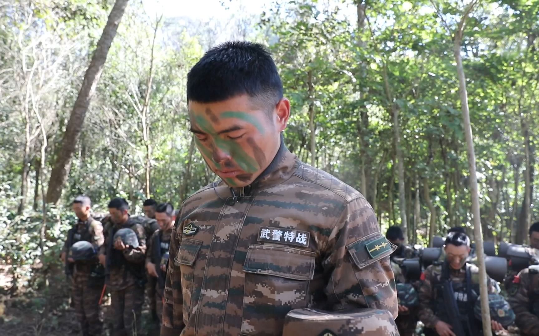 警钟长鸣！云南普洱特战队员极训中脱帽为南京大屠杀遇难同胞默哀