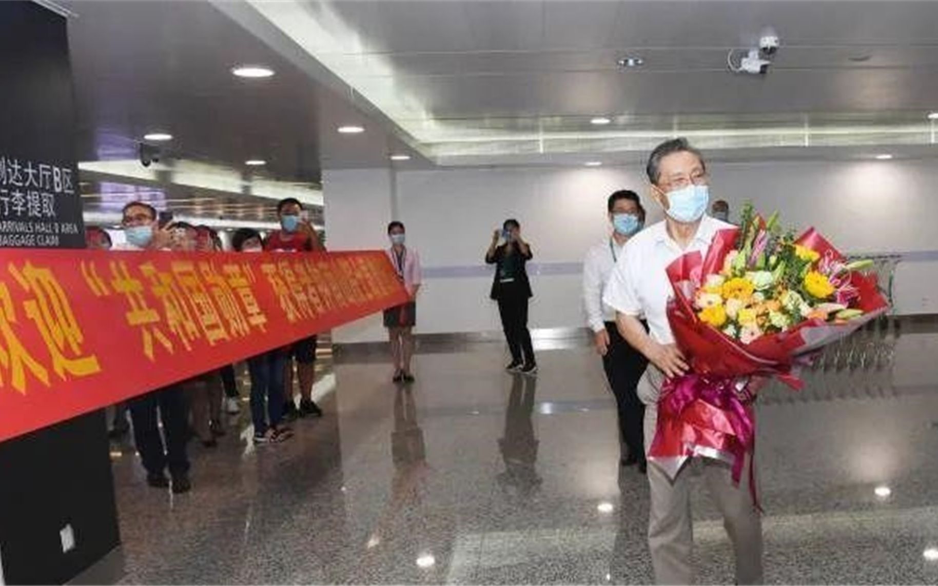 “大型追星现场” 师生们夹道欢迎钟南山凯旋