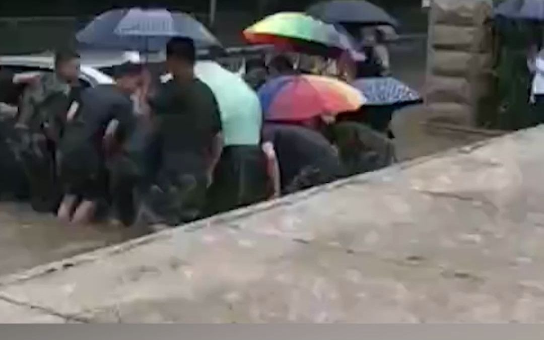 多国网友惊讶目睹河南暴雨：祈祷！拜托所有的人平安！