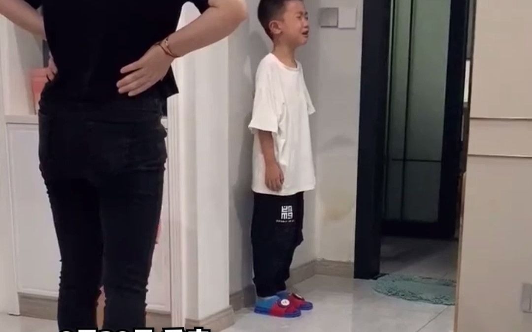 这大概就是所谓言多必失……妈妈教育孩子，爸爸在一旁插嘴，结果……